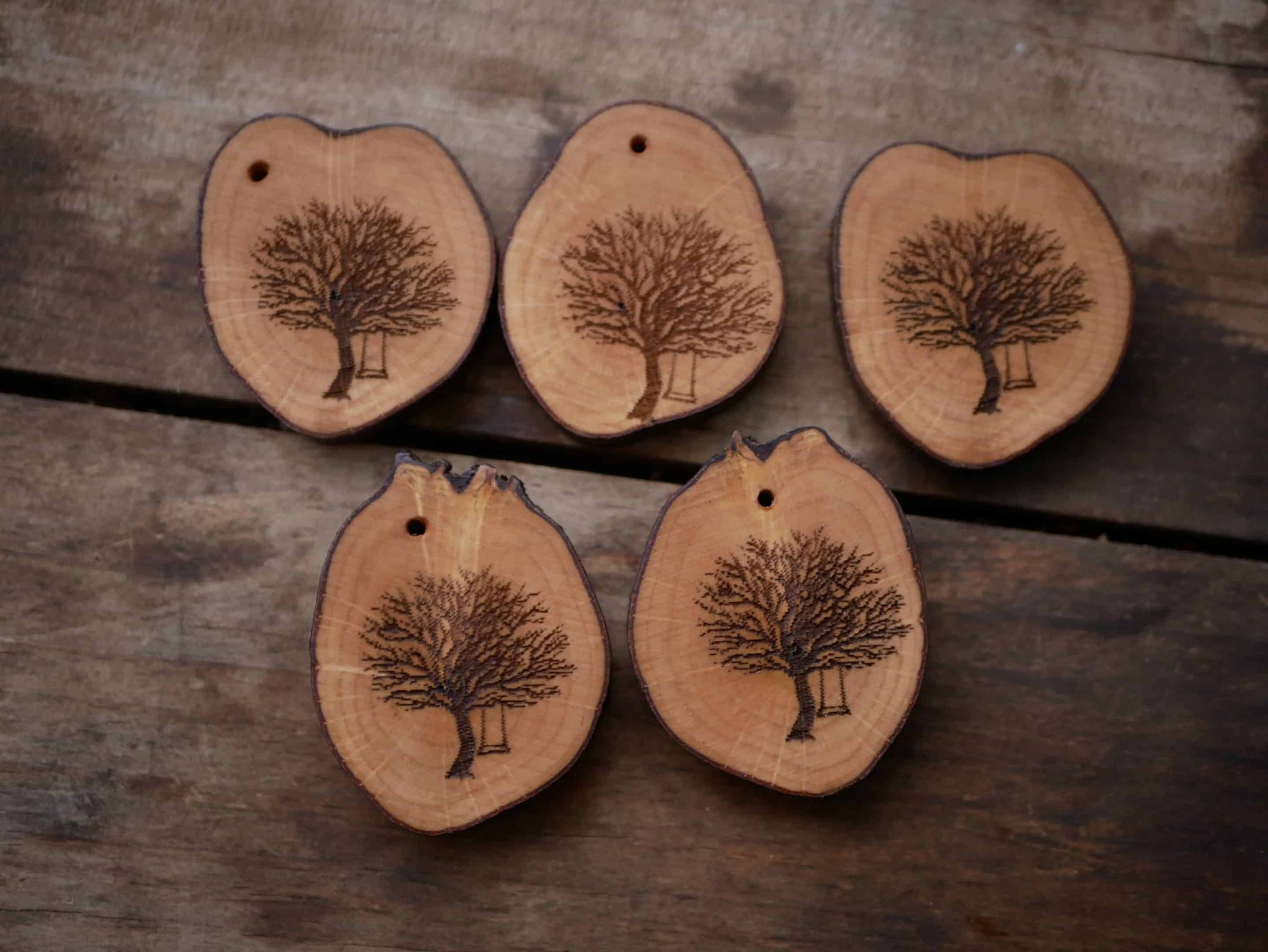 Haselnusskette mit Eichen Baum Brandmalerei mit Laser