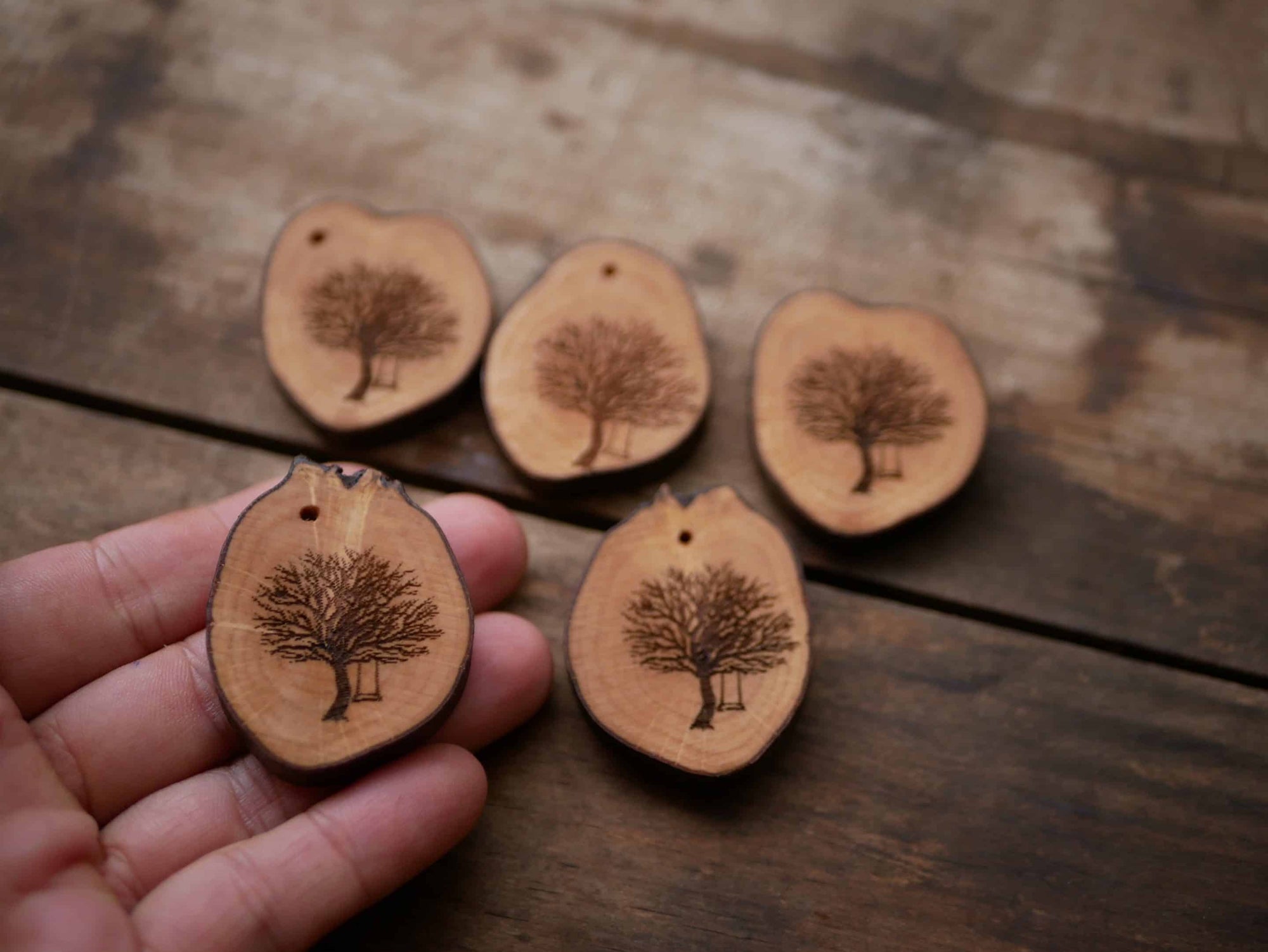 Haselnusskette mit Eichen Baum Brandmalerei mit Laser