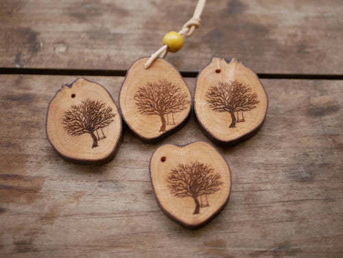 Haselnusskette mit Eichen Baum Brandmalerei mit Laser