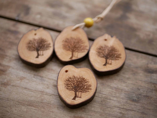 Haselnusskette mit Eichen Baum Brandmalerei mit Laser
