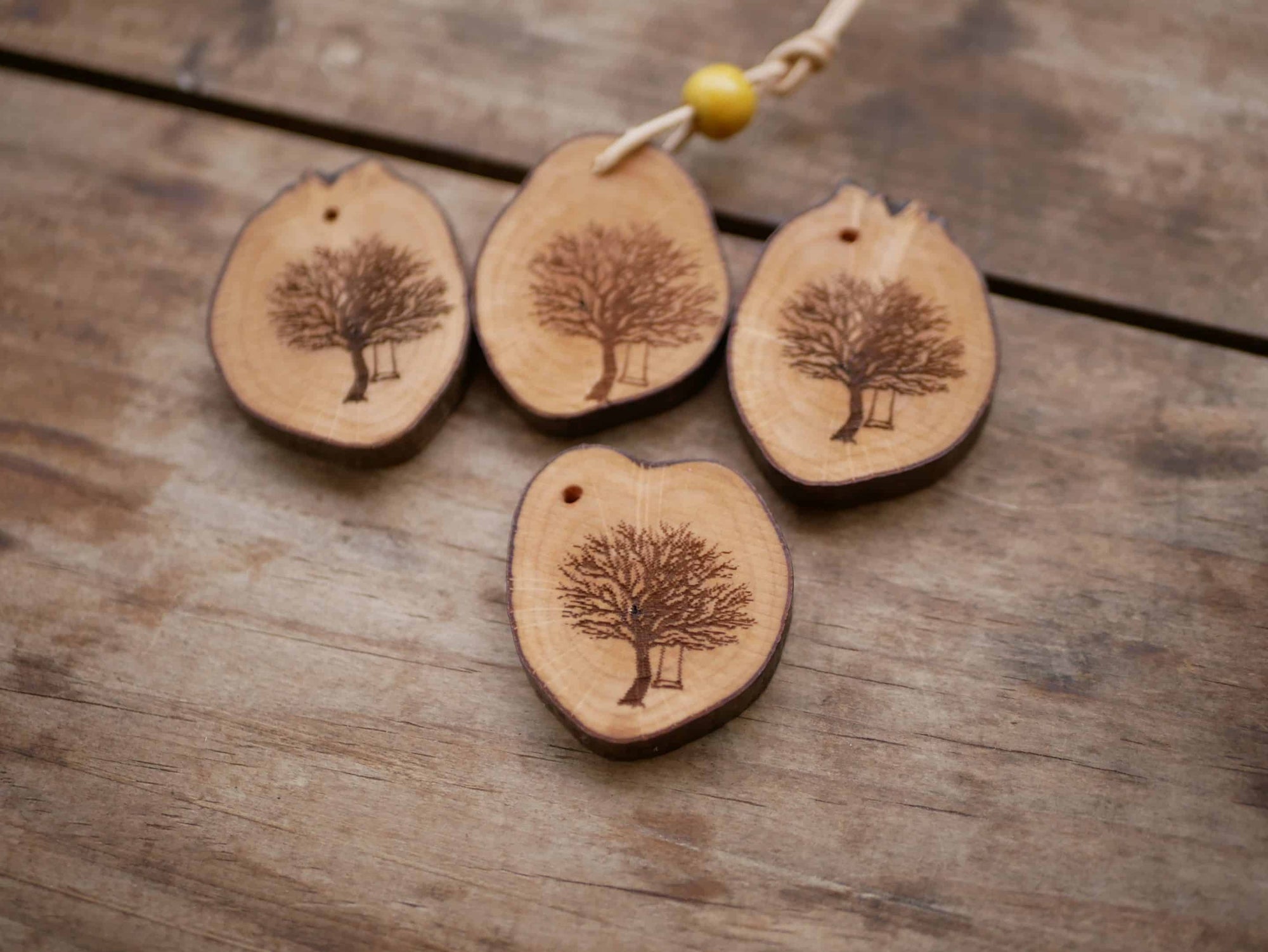 Haselnusskette mit Eichen Baum Brandmalerei mit Laser