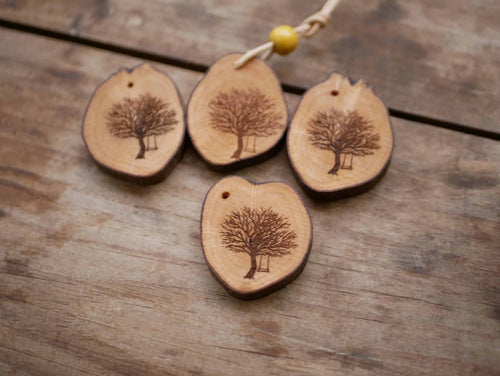 Haselnusskette mit Eichen Baum Brandmalerei mit Laser