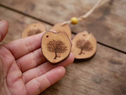 Haselnusskette mit Eichen Baum Brandmalerei mit Laser