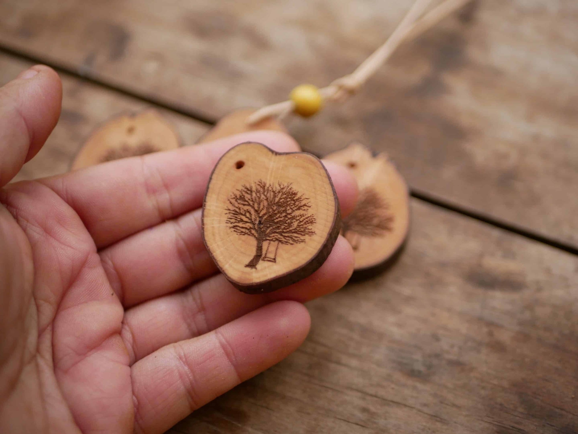 Haselnusskette mit Eichen Baum Brandmalerei mit Laser