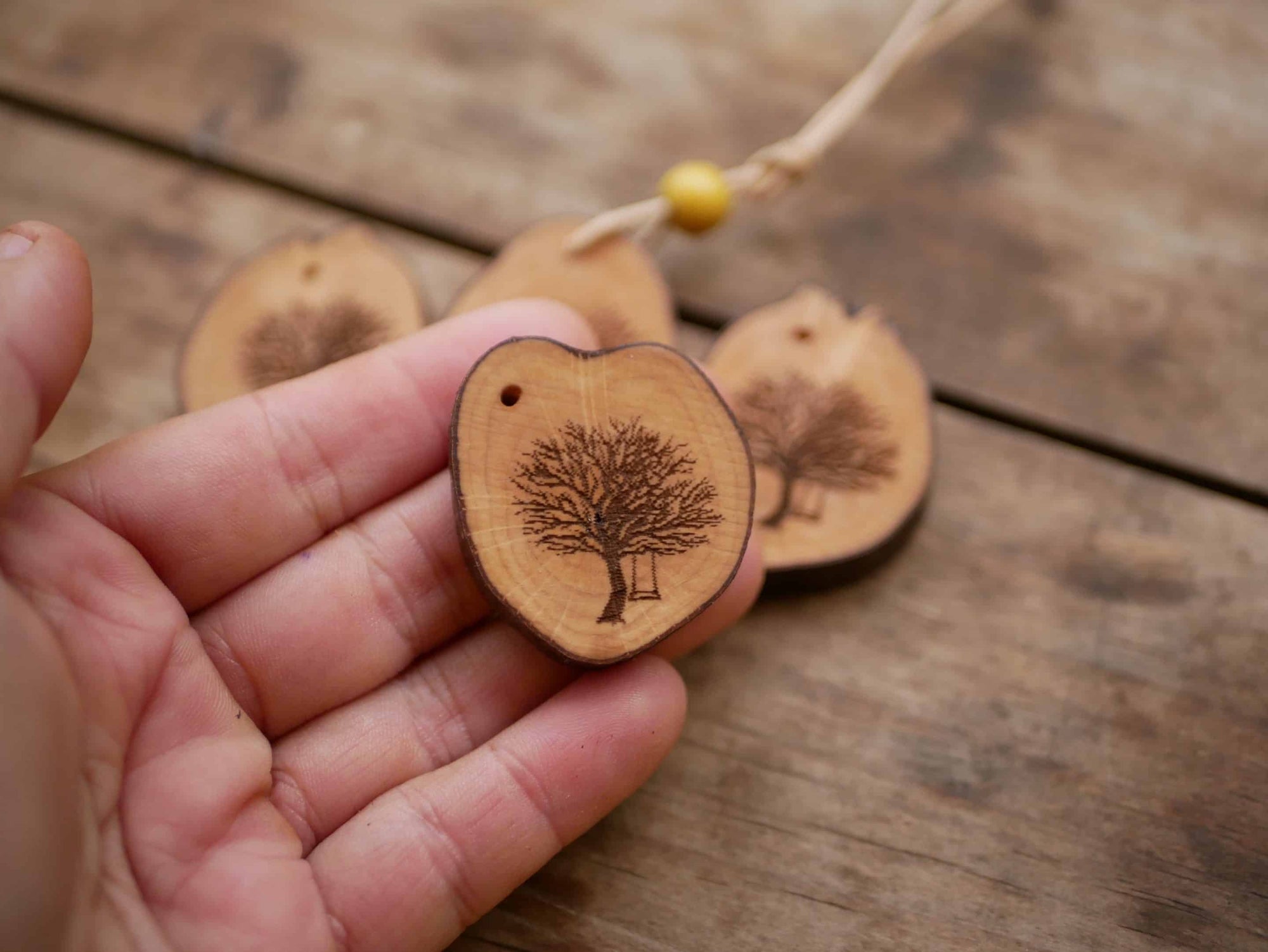Haselnusskette mit Eichen Baum Brandmalerei mit Laser