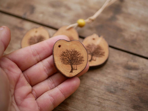 Haselnusskette mit Eichen Baum Brandmalerei mit Laser