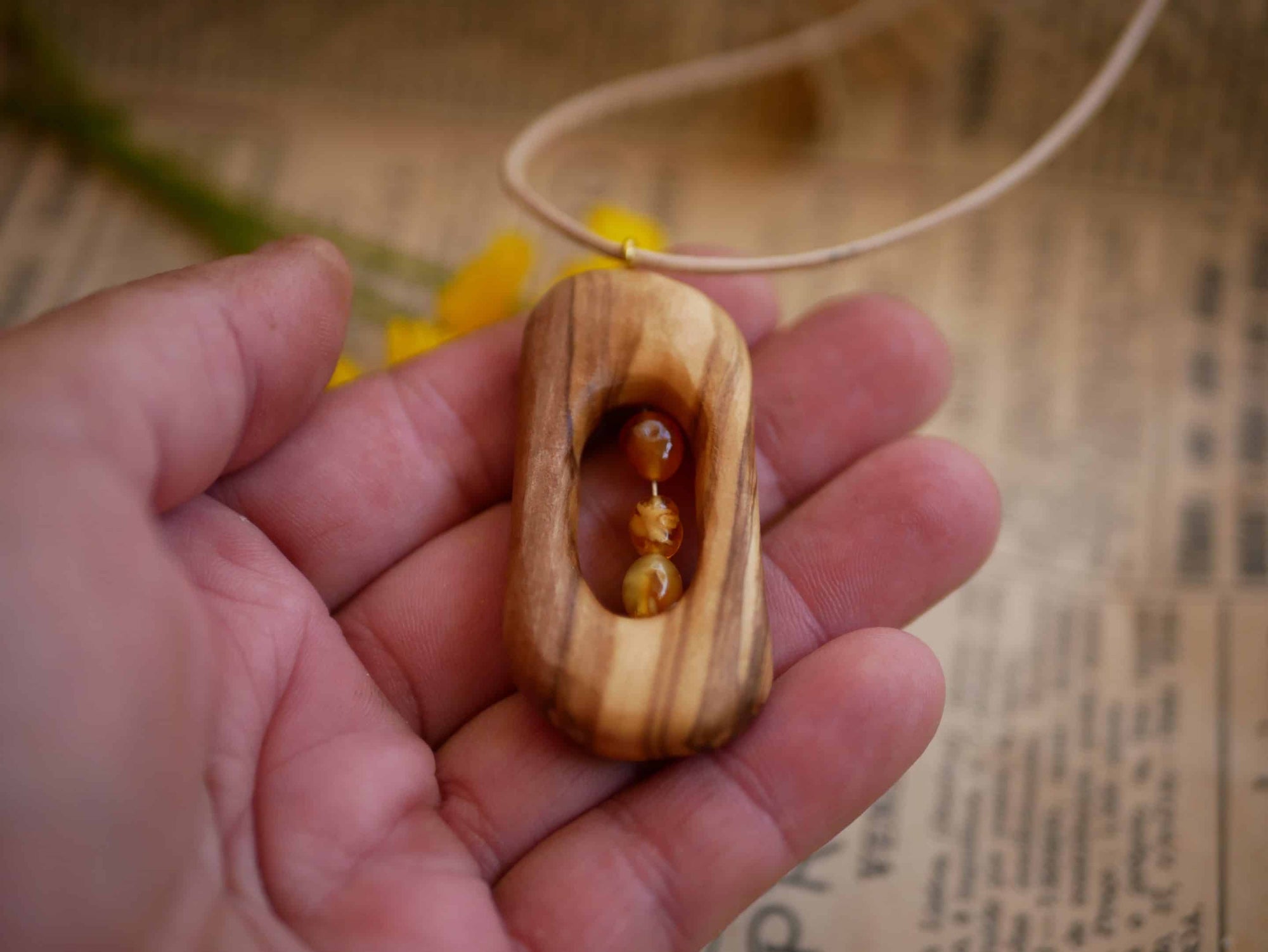 Olivenholz Kette mit Bernstein