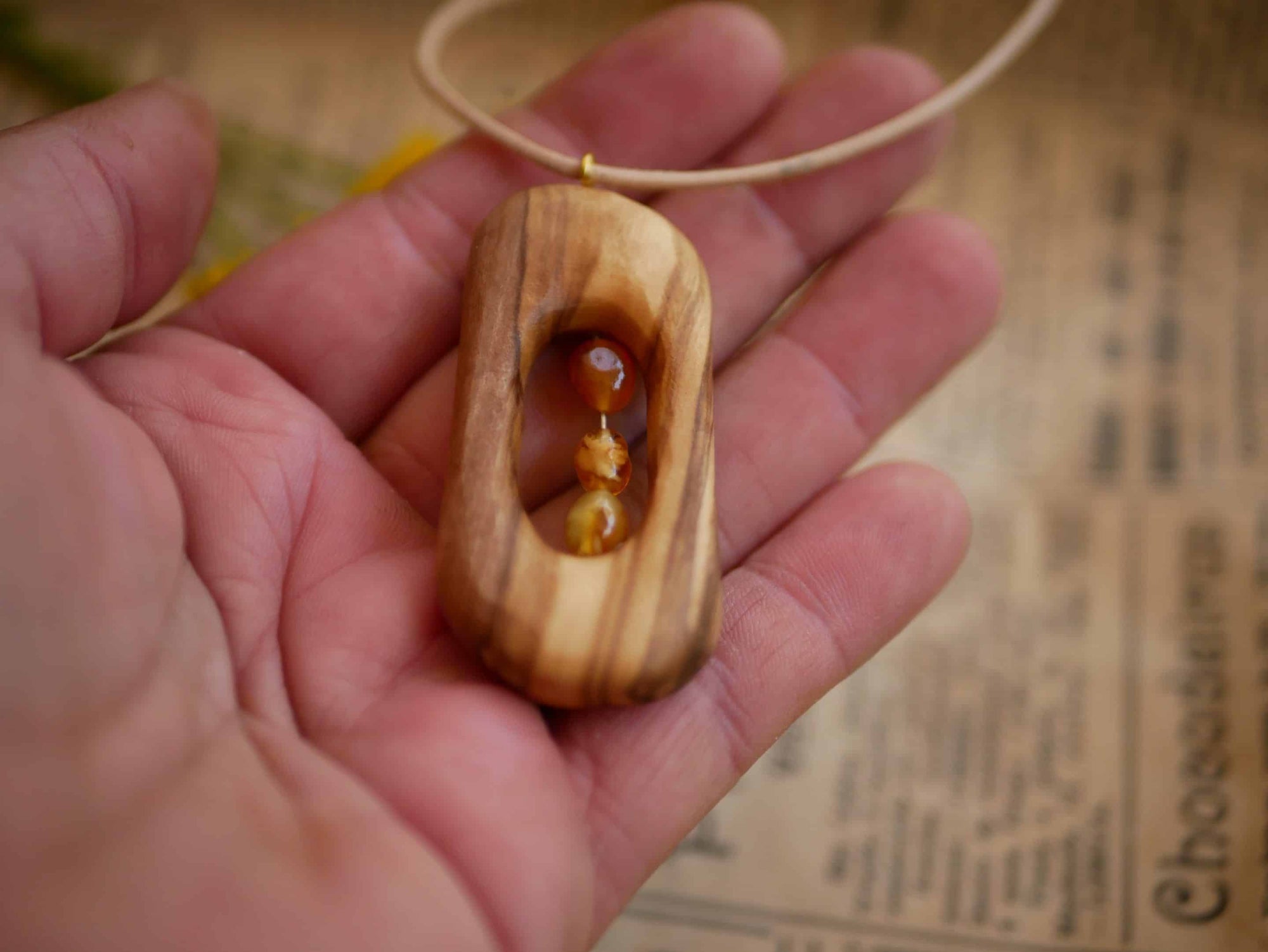 Olivenholz Kette mit Bernstein