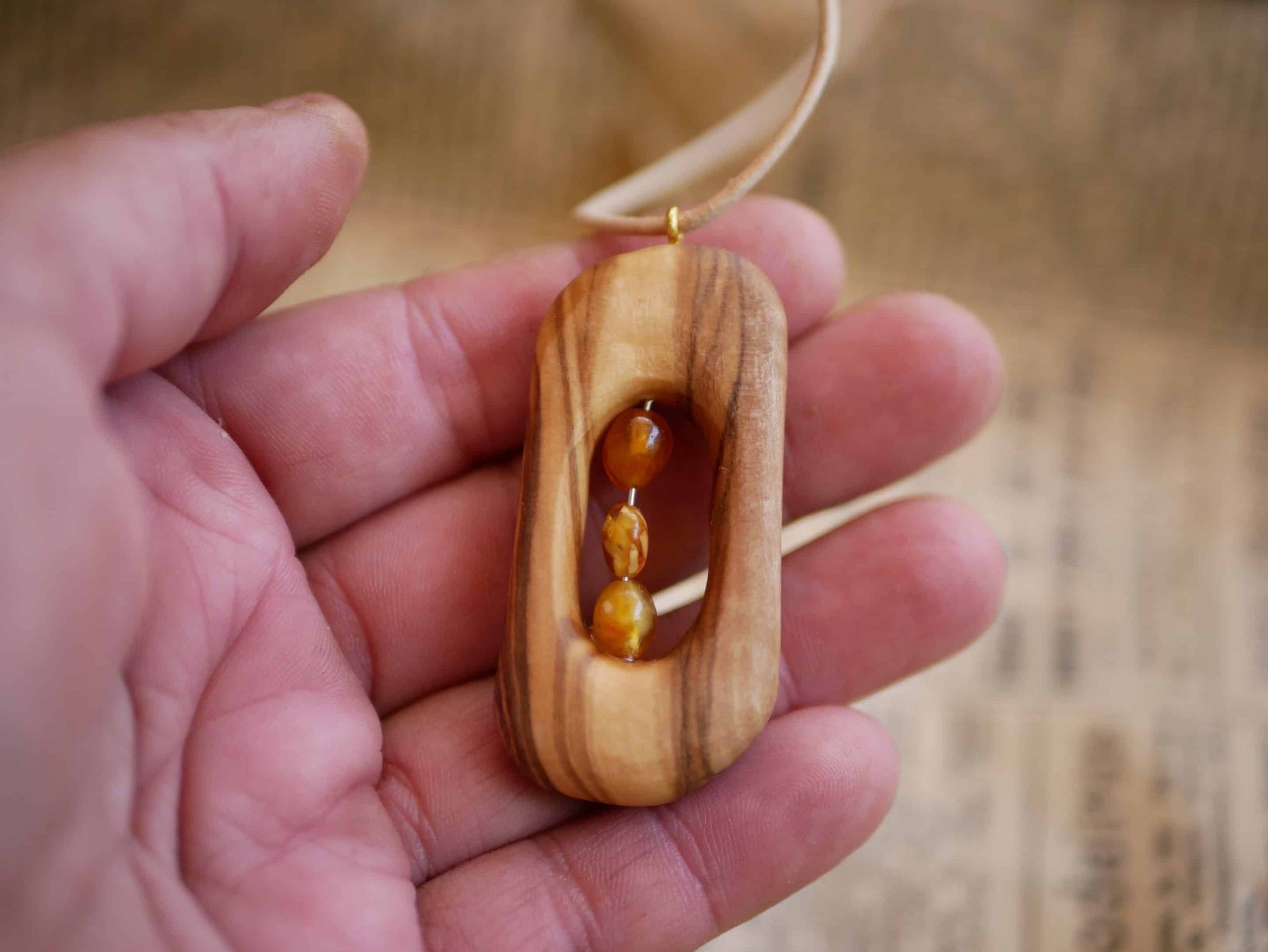 Olivenholz Kette mit Bernstein