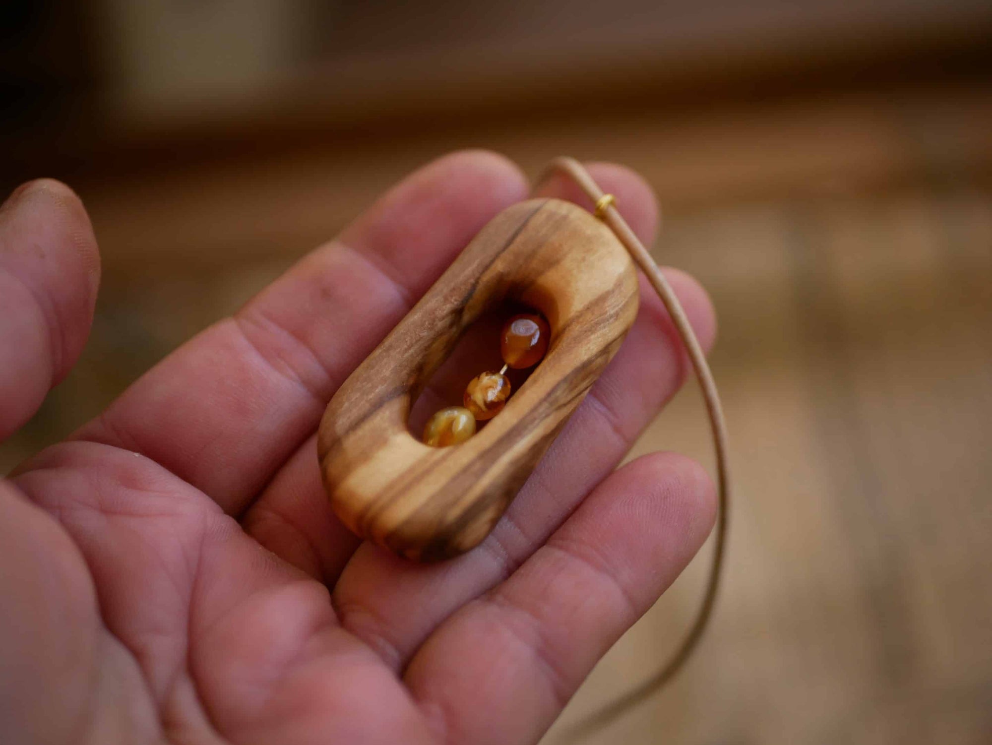 Olivenholz Kette mit Bernstein