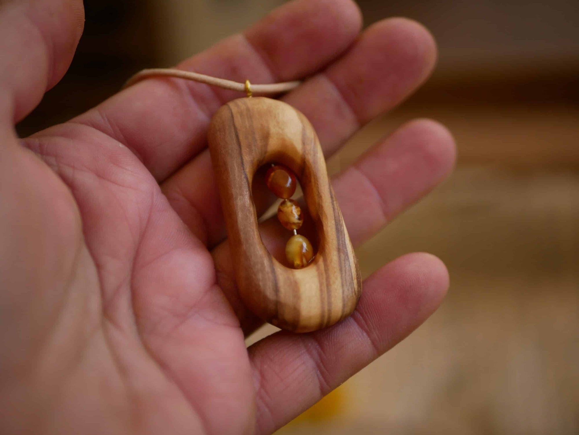 Olivenholz Kette mit Bernstein