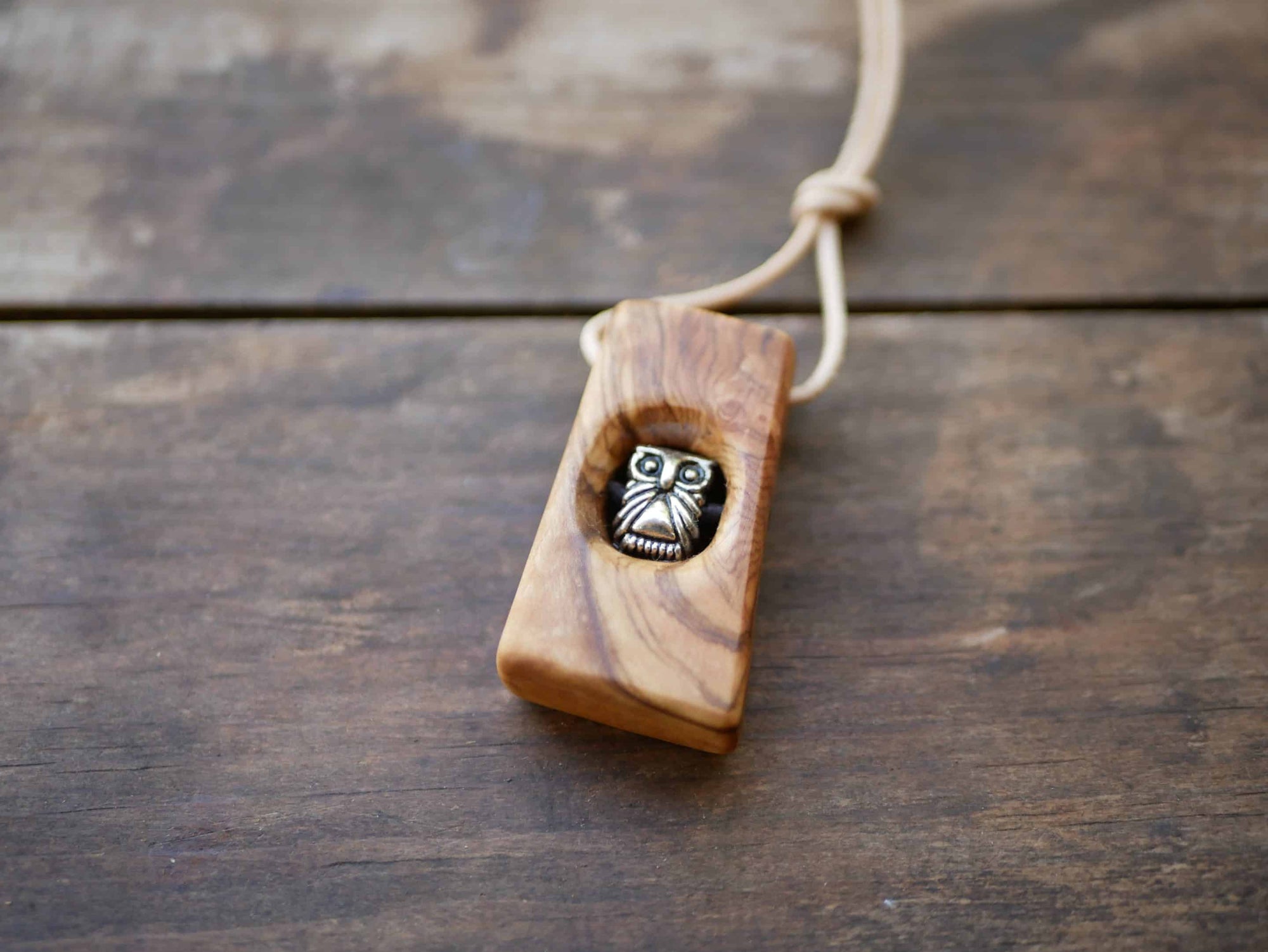 Kette aus Olivenholz mit Eule