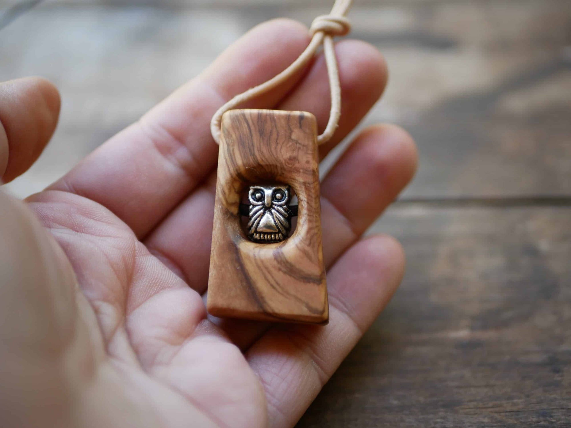 Kette aus Olivenholz mit Eule