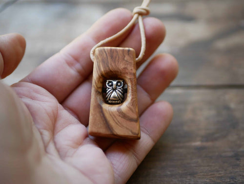 Kette aus Olivenholz mit Eule