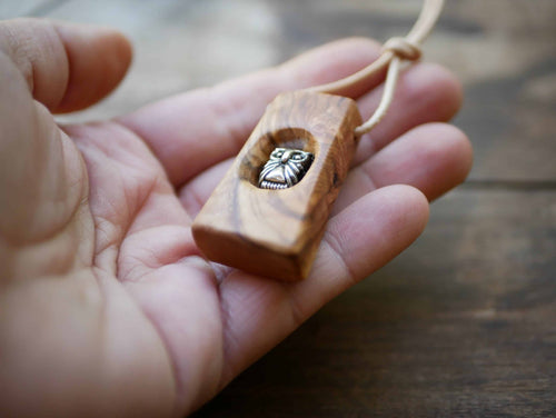 Kette aus Olivenholz mit Eule