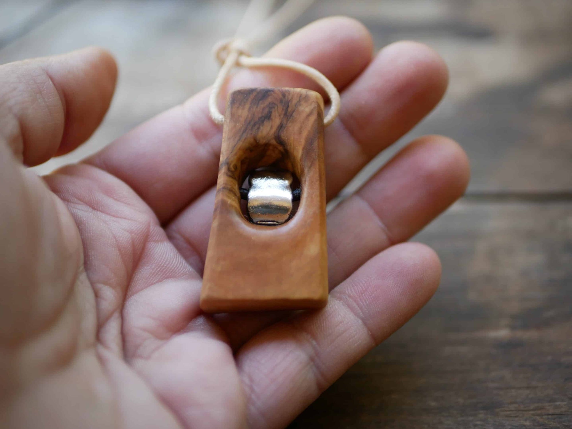 Kette aus Olivenholz mit Eule