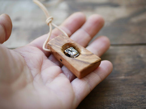 Kette aus Olivenholz mit Eule