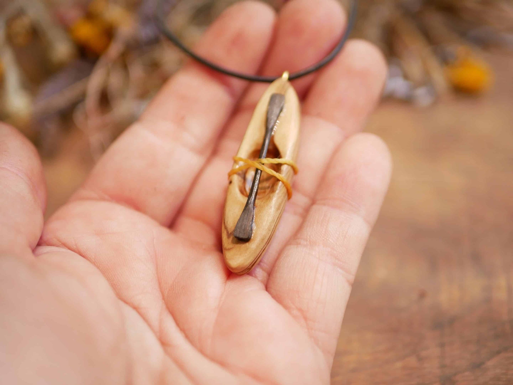 Kanu aus Olivenholz mit Mooreichen Paddel als Kette