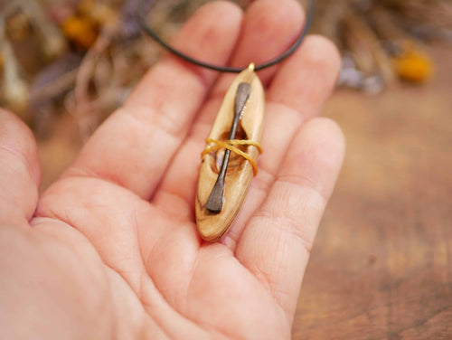 Kanu aus Olivenholz mit Mooreichen Paddel als Kette