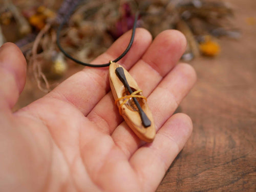 Kanu aus Olivenholz mit Mooreichen Paddel als Kette