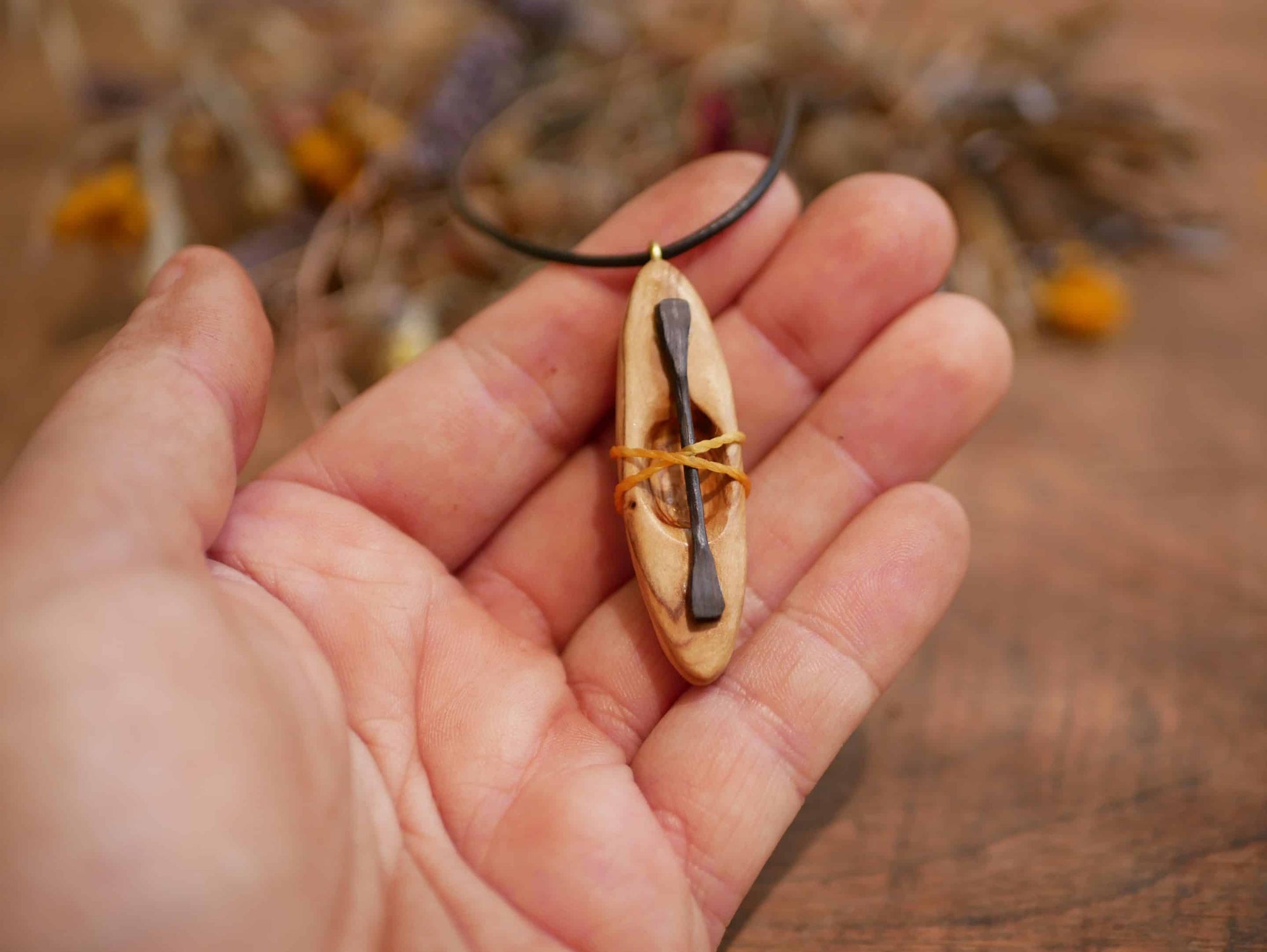 Kanu aus Olivenholz mit Mooreichen Paddel als Kette