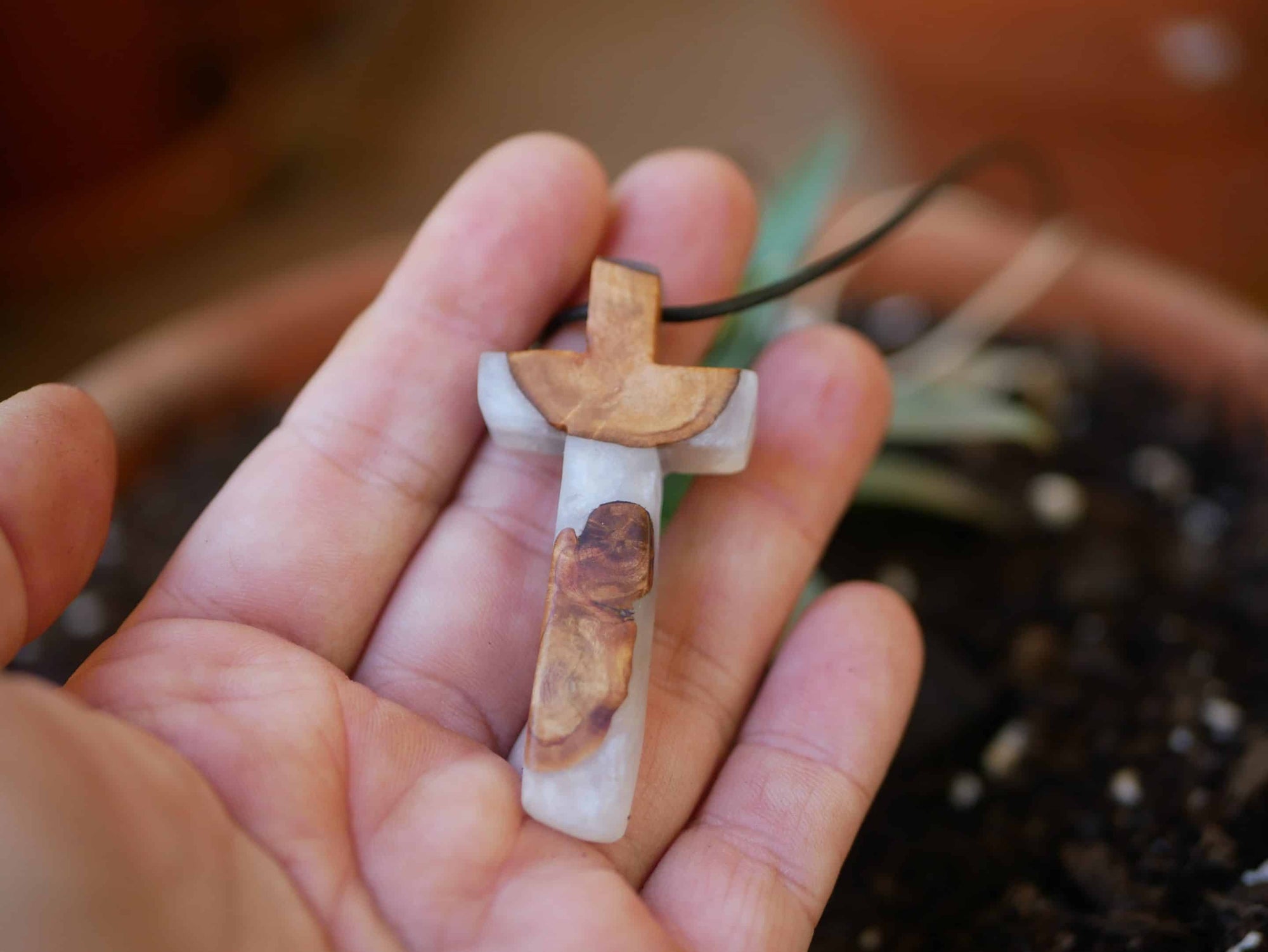 Kreuz aus Baumperle und Epoxid