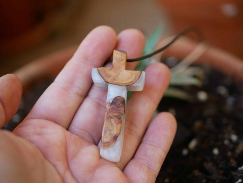 Kreuz aus Baumperle und Epoxid