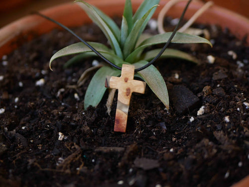 Kreuz aus Baumperle und Epoxid