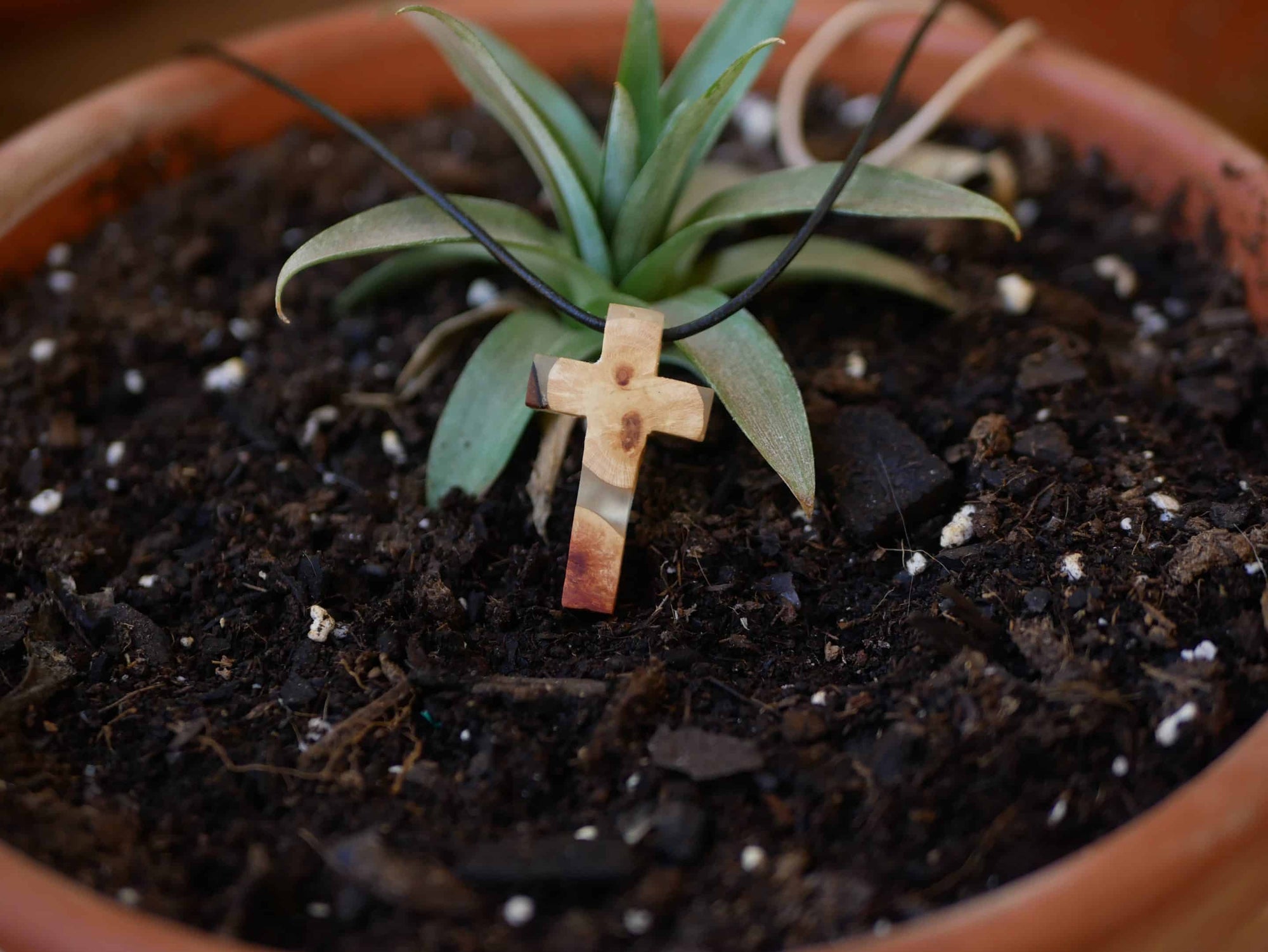 Kreuz aus Baumperle und Epoxid