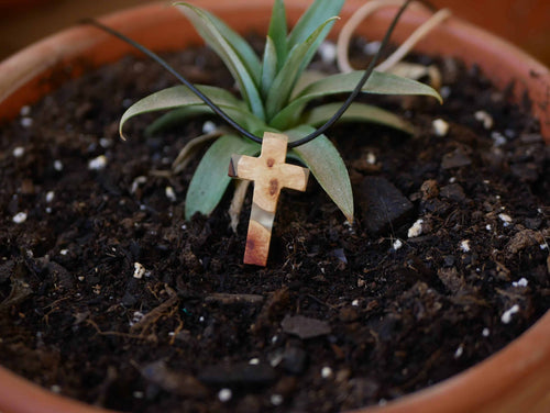 Kreuz aus Baumperle und Epoxid