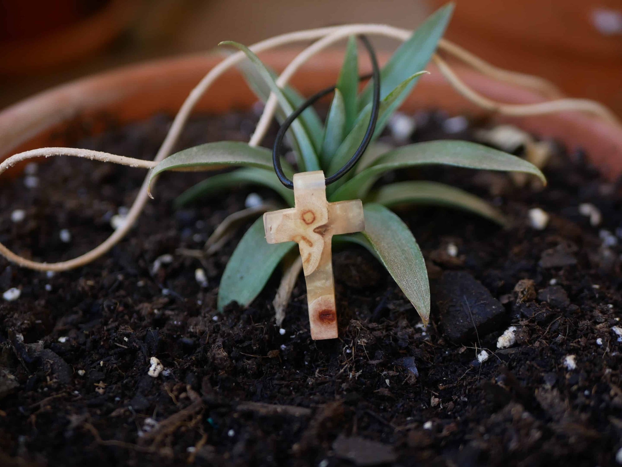 Kreuz aus Baumperle und Epoxid