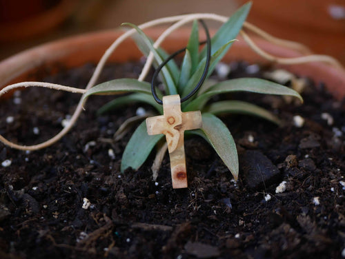 Kreuz aus Baumperle und Epoxid