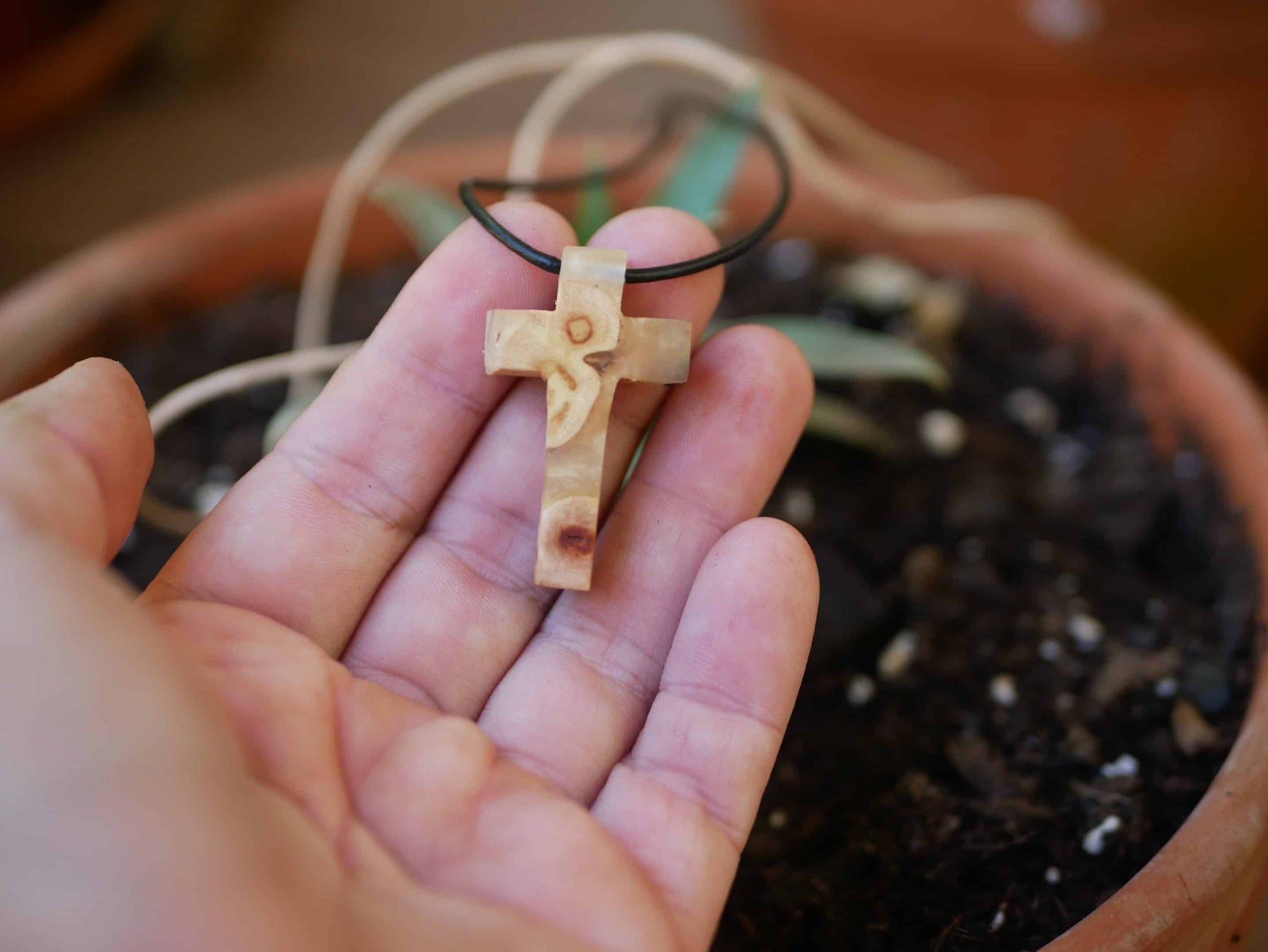 Kreuz aus Baumperle und Epoxid
