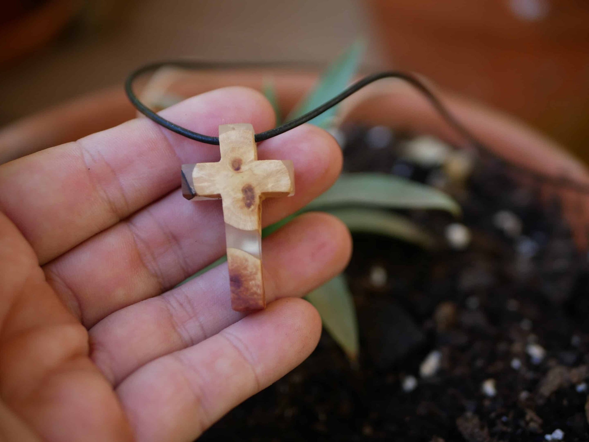 Kreuz aus Baumperle und Epoxid