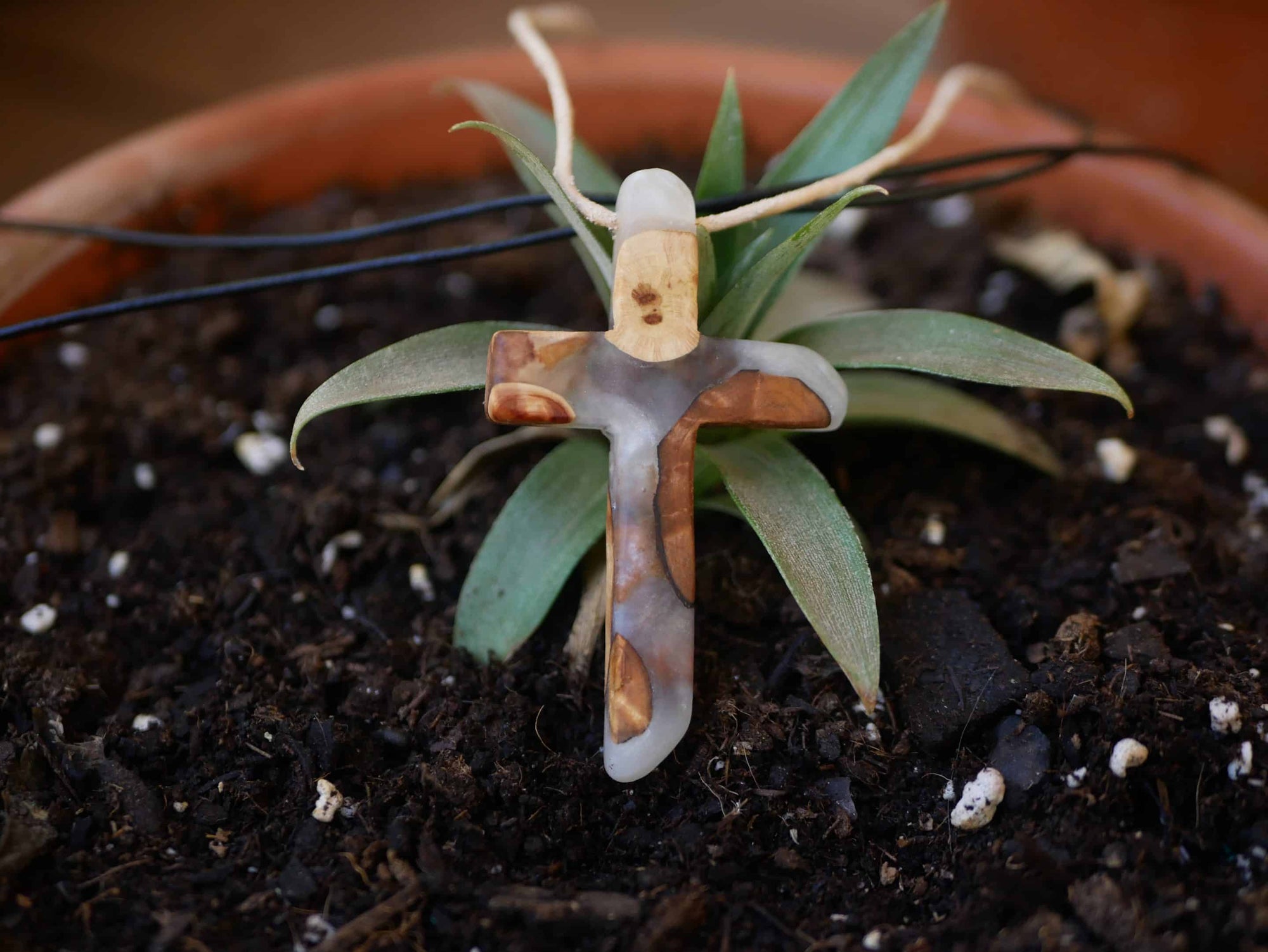 Kreuz aus Baumperle und Epoxid