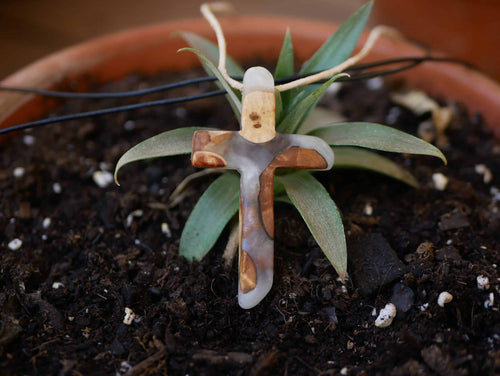 Kreuz aus Baumperle und Epoxid