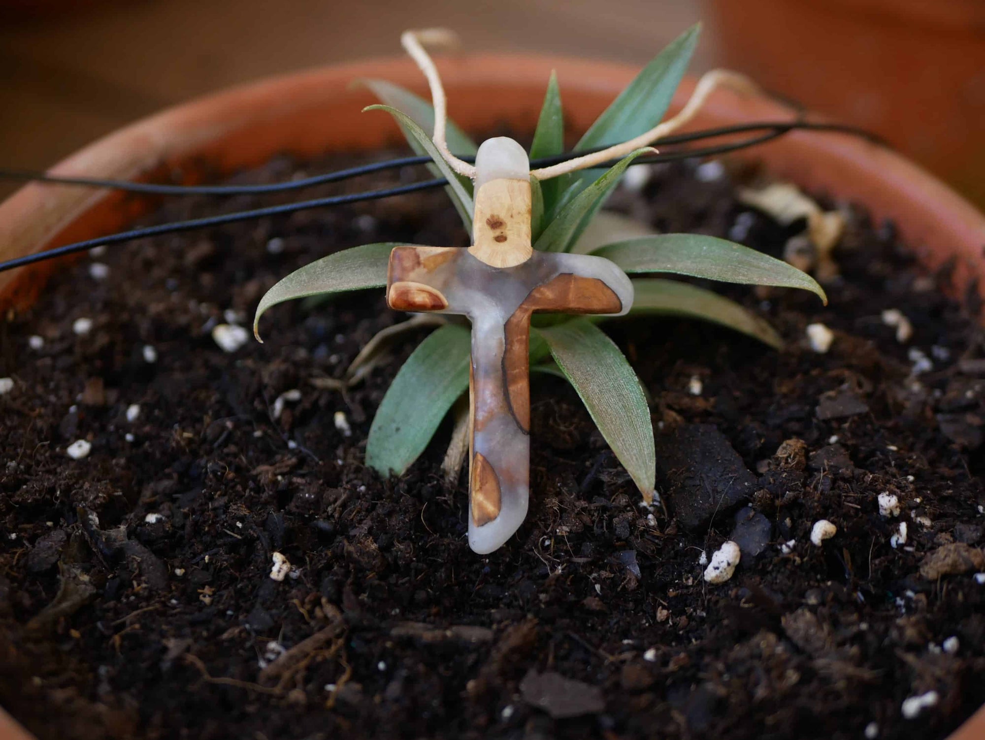 Kreuz aus Baumperle und Epoxid