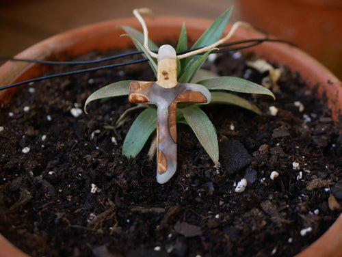 Kreuz aus Baumperle und Epoxid