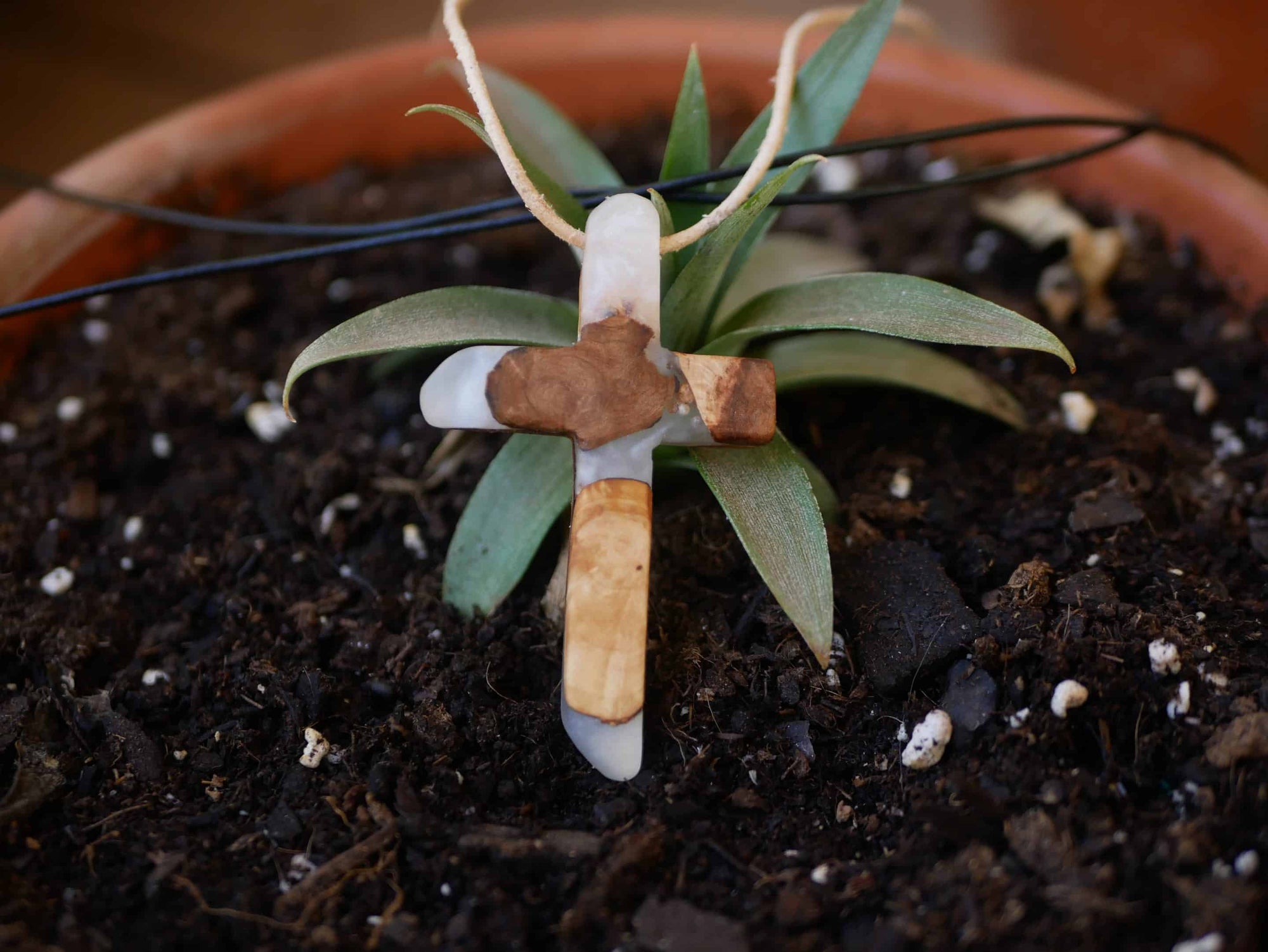 Kreuz aus Baumperle und Epoxid
