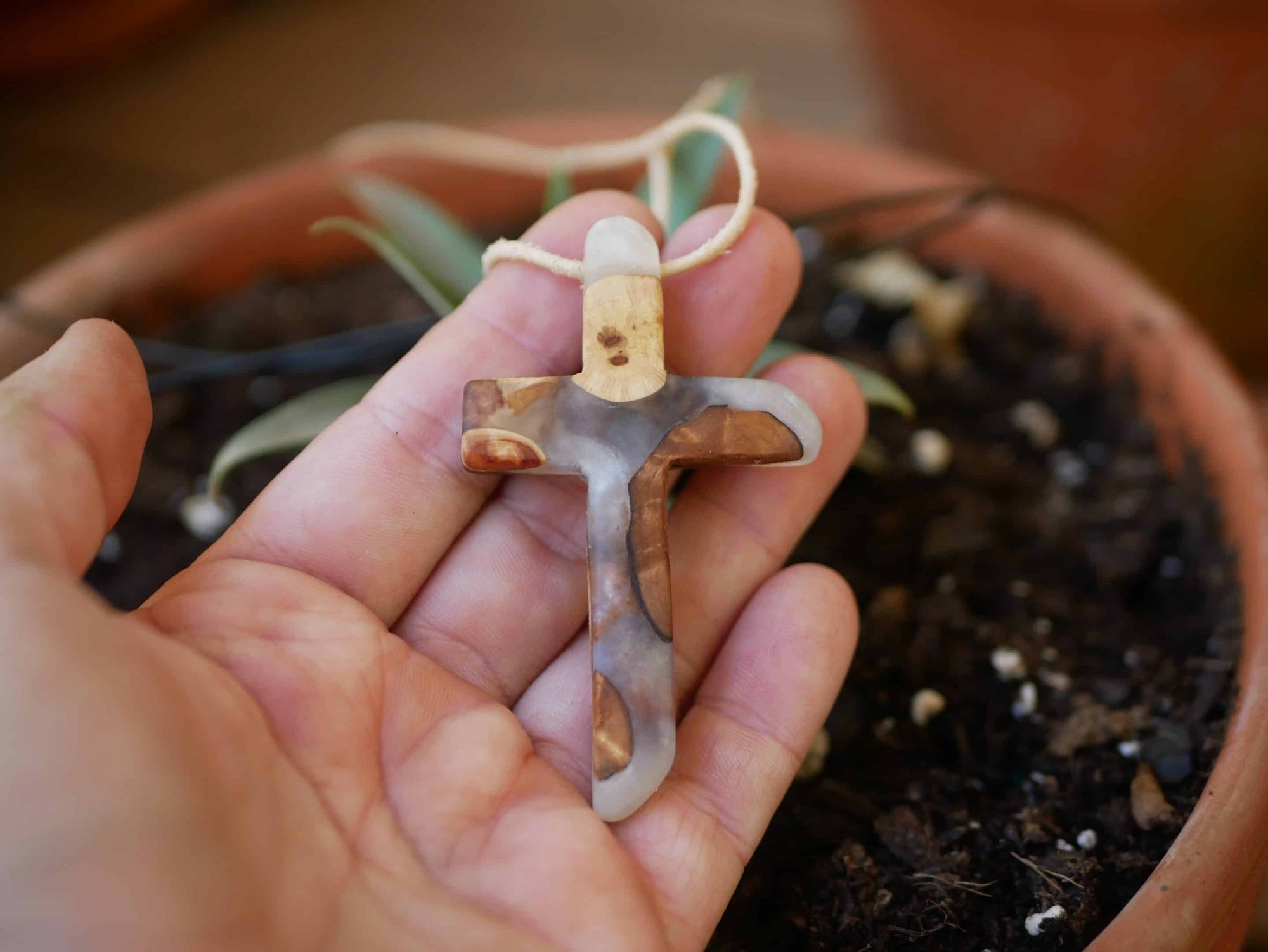 Kreuz aus Baumperle und Epoxid