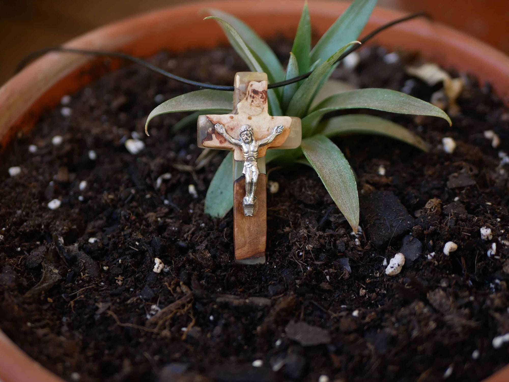 Kreuz aus Baumperle und Epoxid