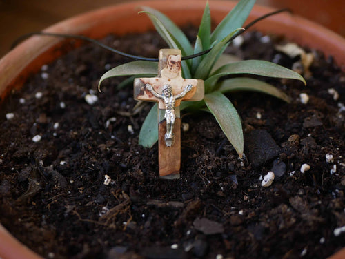 Kreuz aus Baumperle und Epoxid