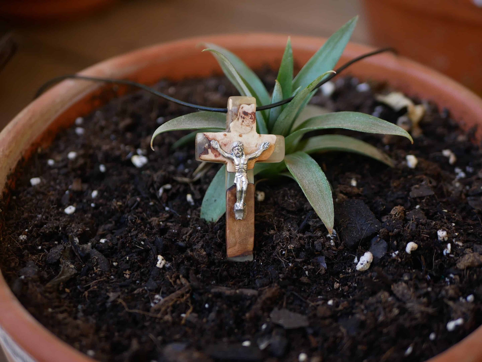 Kreuz aus Baumperle und Epoxid