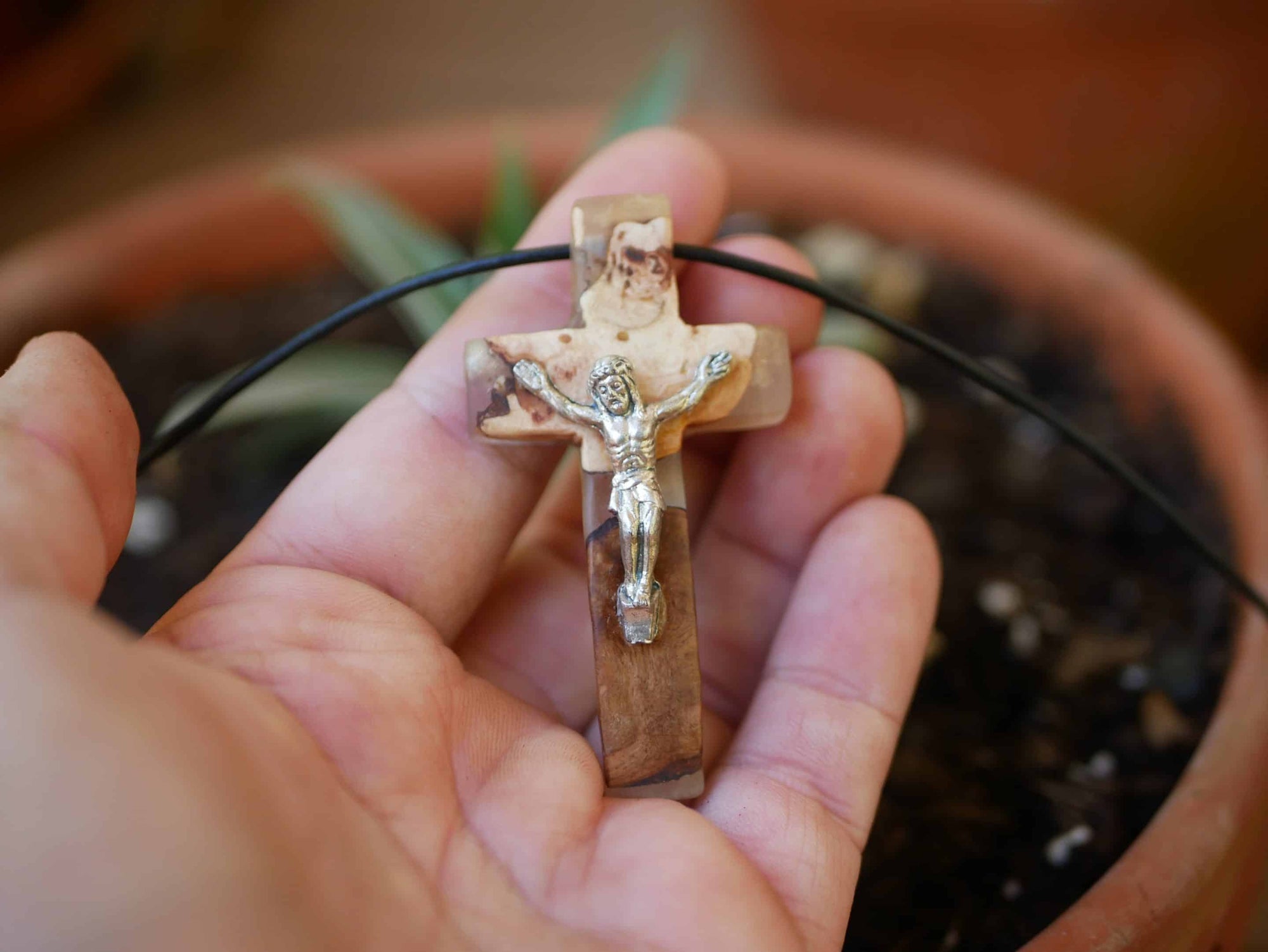 Kreuz aus Baumperle und Epoxid