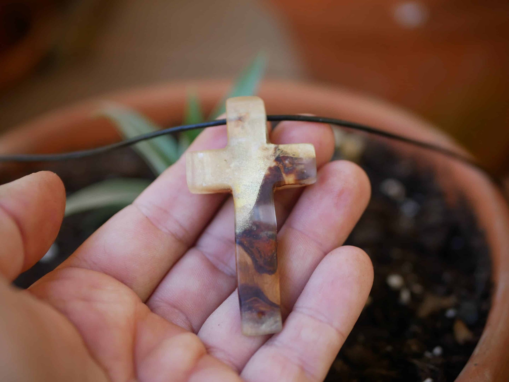 Kreuz aus Baumperle und Epoxid