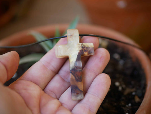 Kreuz aus Baumperle und Epoxid