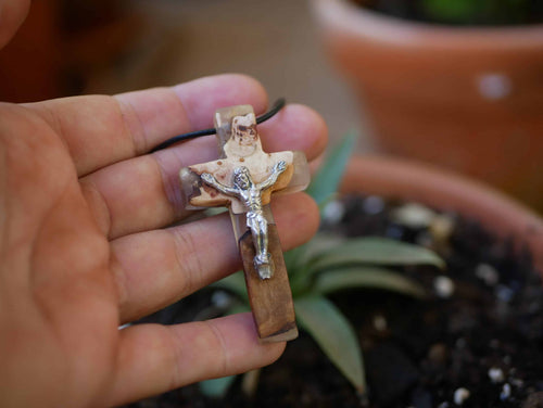 Kreuz aus Baumperle und Epoxid
