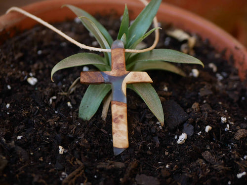 Kreuz aus Baumperle und Epoxid