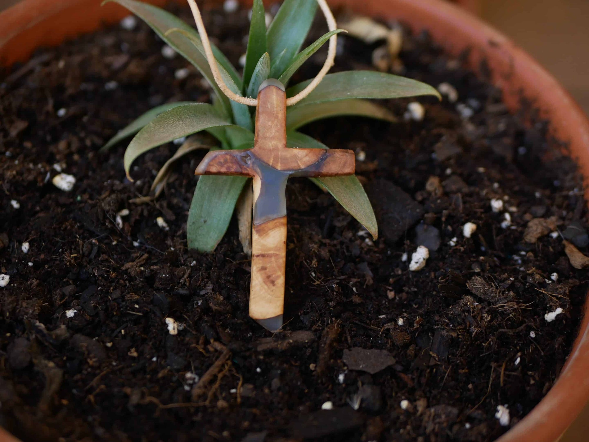 Kreuz aus Baumperle und Epoxid