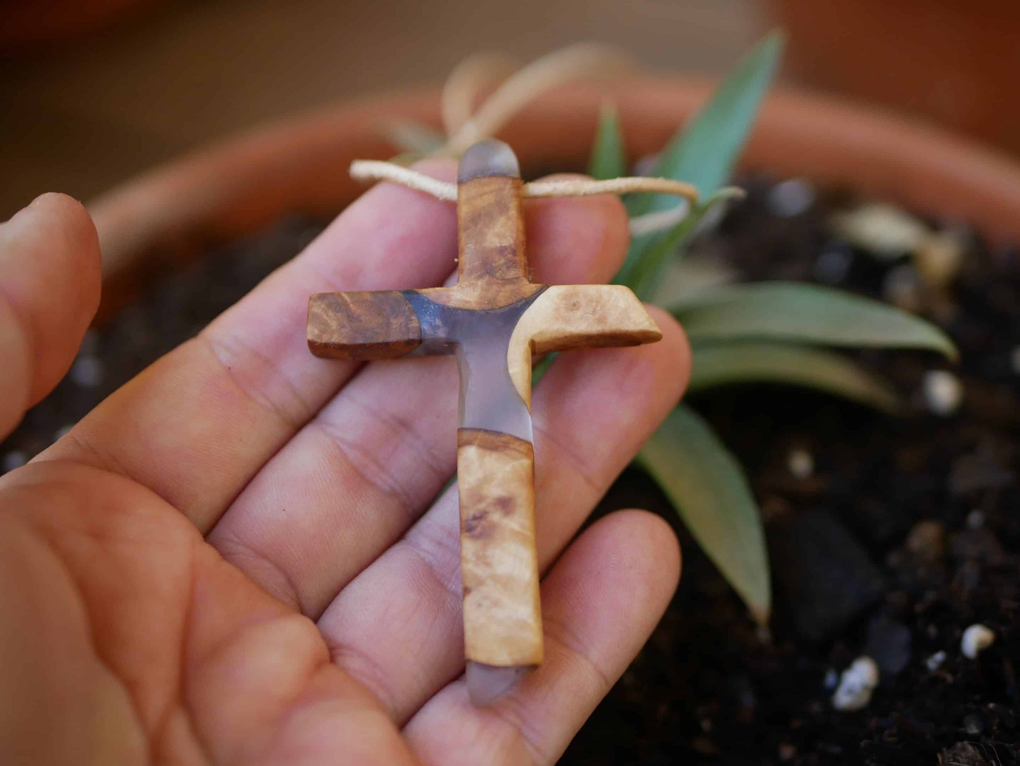 Kreuz aus Baumperle und Epoxid